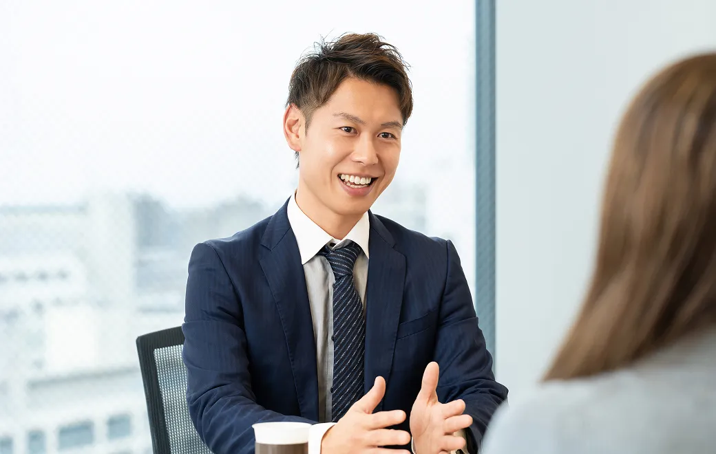 商談をする営業スタッフ