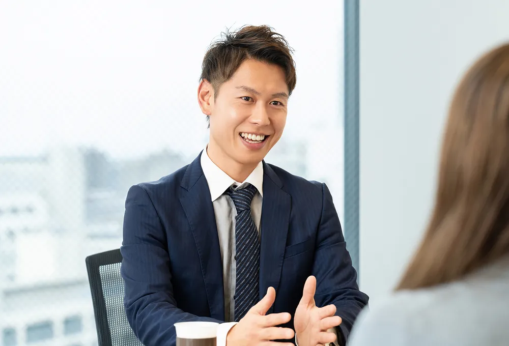 商談をする営業スタッフ