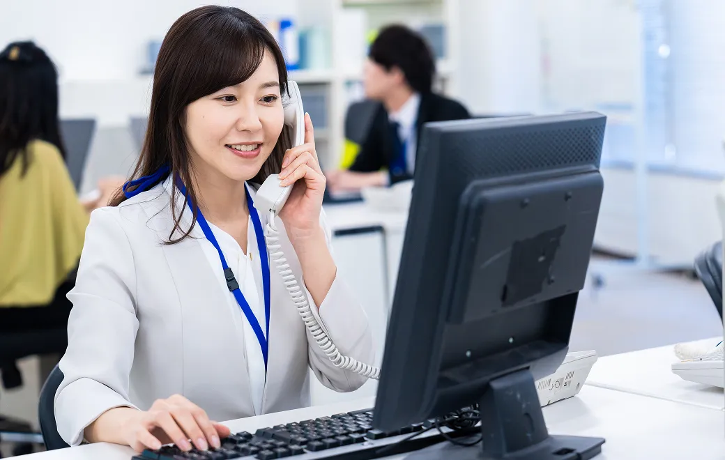電話対応をする営業事務スタッフ