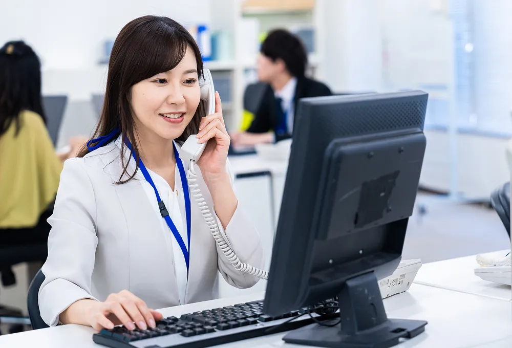 電話対応をする営業事務スタッフ