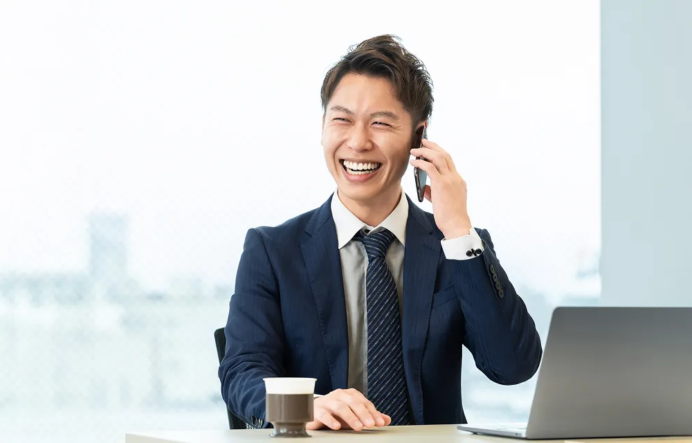 電話対応をする営業スタッフ