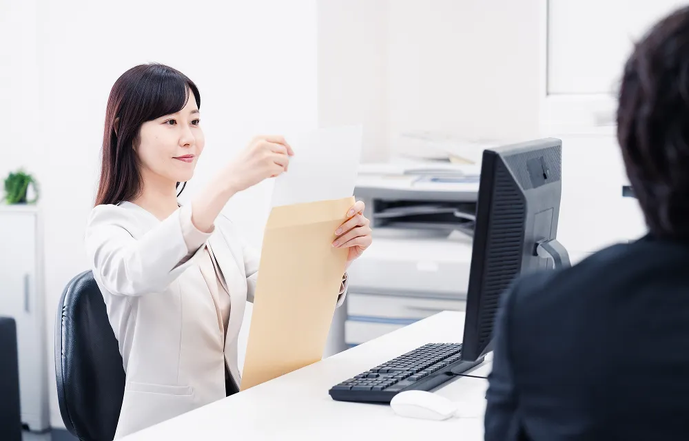 オフィスで書類を確認する営業事務スタッフ