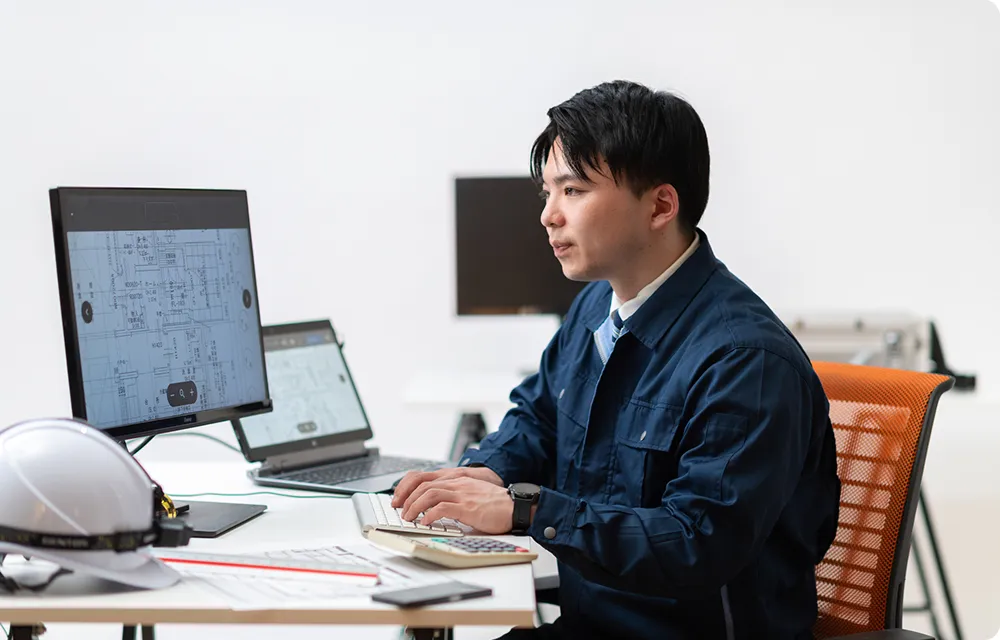 PCに向かって作業するITエンジニア