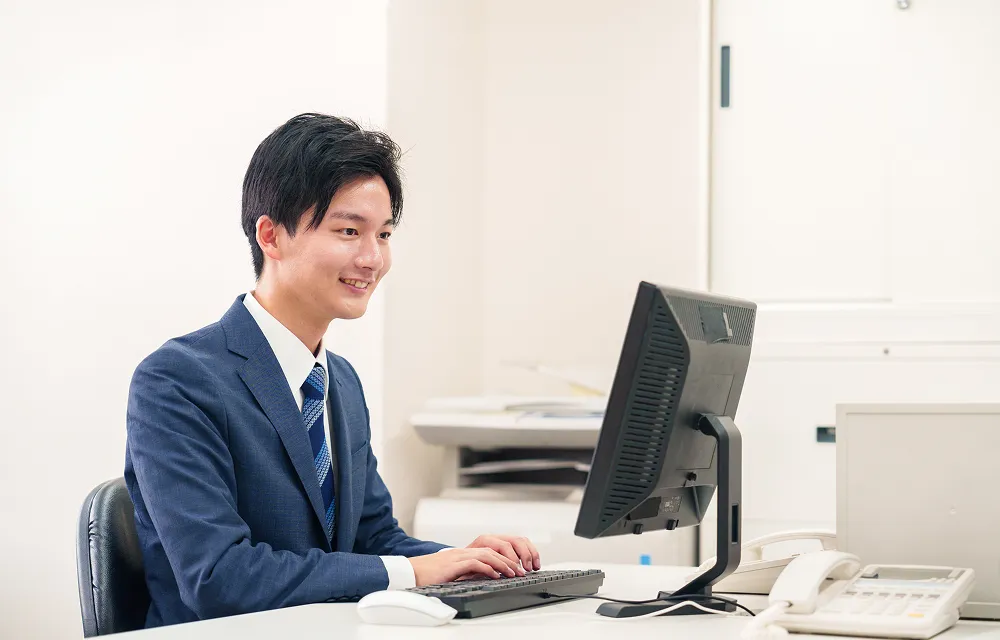 デスクで開発を行う社内SE